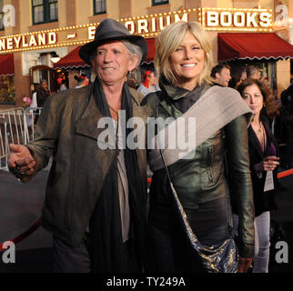 Musiker Keith Richards, ein Ensemble in der motion picture fantasy Piraten der Karibischen Meere: On Stranger Tides", die Premiere des Films mit seiner Frau Patti Hansen im Disneyland in Anaheim, Kalifornien, am 7. Mai 2011 besucht. UPI/Jim Ruymen Stockfoto