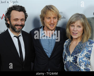 Michael Sheen, Owen Wilson und Mimi Kennedy, Darsteller in der motion picture romantische Komödie "Midnight in Paris", die Premiere des Films an der Akademie der Motion Picture Arts and Sciences in Beverly Hills, Kalifornien am 18. Mai 2011 teilnehmen. UPI/Jim Ruymen Stockfoto