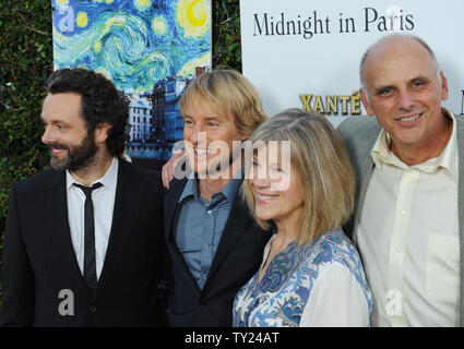 Michael Sheen, Owen Wilson und Mimi Kennedy und Kurt Fuller (L-R), cast-Mitglieder in der motion picture romantische Komödie "Midnight in Paris", die Premiere des Films an der Akademie der Motion Picture Arts and Sciences in Beverly Hills, Kalifornien am 18. Mai 2011 teilnehmen. UPI/Jim Ruymen Stockfoto