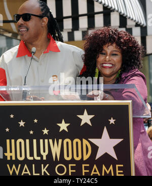 Sänger Chaka Khan (R) Singt mit Musiker Stevie Wonder während einer enthüllungsfeier, wie sie die 2.440 th erhält Stern auf dem Hollywood Walk of Fame in Los Angeles am 19. Mai 2011. UPI/Jim Ruymen Stockfoto