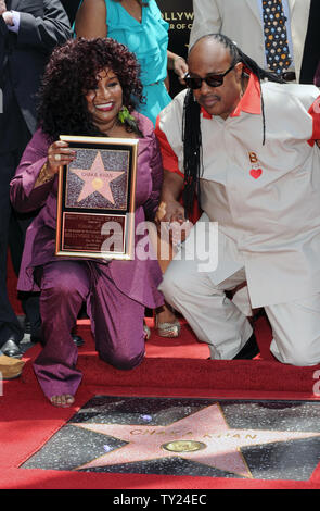 Sänger Chaka Khan (L) wird von Sänger Stevie Wonder während einer enthüllungsfeier verbunden, als sie die 2.440 th erhält Stern auf dem Hollywood Walk of Fame in Los Angeles am 19. Mai 2011. UPI/Jim Ruymen Stockfoto