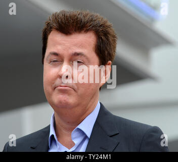 Unterhaltung Produzenten und Schöpfer der 'American Idol' Simon Fuller spricht vor Erhalt der 2.441 st Stern auf dem Hollywood Walk of Fame in Los Angeles am 23. Mai 2011. UPI/Jim Ruymen Stockfoto