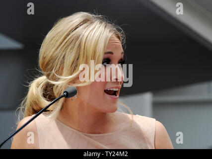 Sängerin Carrie Underwood macht Kommentare während einer enthüllungsfeier ehren Unterhaltung Produzenten und Schöpfer der 'American Idol' Simon Fuller mit dem 2.441 st Stern auf dem Hollywood des Ruhmes in Los Angeles am 23. Mai 2011 laufen. UPI/Jim Ruymen Stockfoto