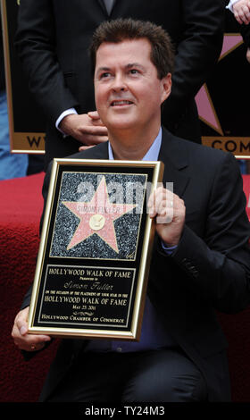 Unterhaltung Produzenten und Schöpfer der 'American Idol' Simon Fuller hält eine Replik Plakette während einer enthüllungsfeier ihn ehrt mit dem 2.441 st Stern auf dem Hollywood Walk of Fame in Los Angeles am 23. Mai 2011. UPI/Jim Ruymen Stockfoto