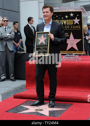 Unterhaltung Produzenten und Schöpfer der 'American Idol' Simon Fuller hält eine Replik Plakette während einer enthüllungsfeier ihn ehrt mit dem 2.441 st Stern auf dem Hollywood Walk of Fame in Los Angeles am 23. Mai 2011. UPI/Jim Ruymen Stockfoto