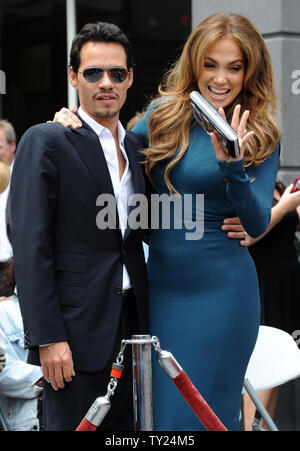 Sängerin und Schauspielerin Jennifer Lopez und ihrem Ehemann, dem Sänger Marc Anthony besuchen eine enthüllungsfeier ehren Unterhaltung Produzenten und Schöpfer der 'American Idol' Simon Fuller mit dem 2.441 st Stern auf dem Hollywood Walk of Fame in Los Angeles am 23. Mai 2011. UPI/Jim Ruymen Stockfoto