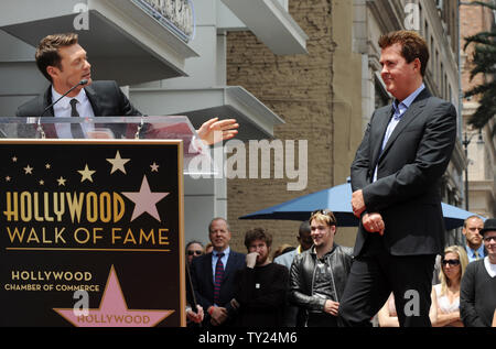 Ryan Seacrest (L) macht Kommentare während einer enthüllungsfeier ehren Unterhaltung Produzenten und Schöpfer der 'American Idol' Simon Fuller (R) mit der 2.441 st Stern auf dem Hollywood Walk of Fame in Los Angeles am 23. Mai 2011. UPI/Jim Ruymen Stockfoto