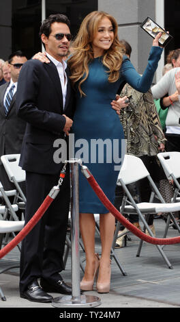 Sängerin und Schauspielerin Jennifer Lopez und ihrem Ehemann, dem Sänger Marc Anthony besuchen eine enthüllungsfeier ehren Unterhaltung Produzenten und Schöpfer der 'American Idol' Simon Fuller mit dem 2.441 st Stern auf dem Hollywood Walk of Fame in Los Angeles am 23. Mai 2011. UPI/Jim Ruymen Stockfoto