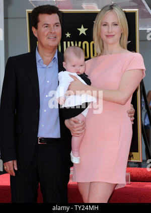 Unterhaltung Produzenten und Schöpfer der 'American Idol' Simon Fuller stellt mit seiner Frau Natalie Swanston und ihr Sohn während einer enthüllungsfeier ihn ehrt mit dem 2.441 st Stern auf dem Hollywood Walk of Fame in Los Angeles am 23. Mai 2011. UPI/Jim Ruymen Stockfoto