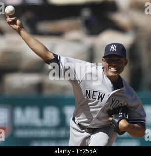 New York Yankees Entlastung Krug Mariano Rivera (42) gegen die New York Yankees im neunten Inning in Angel Stadium in Anaheim, Kalifornien, am 5. Juni 2011. Die Yankees gewann 5-3. UPI/Lori Shepler. Stockfoto