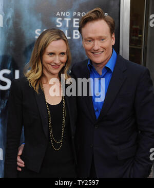 Talkmaster Conan O'Brien und seine Frau, Liza Powell besuchen die Premiere der motion picture sci-fi Thriller 'Super 8', im Regency Dorf Theater im Westwood" in Los Angeles am 8. Juni 2011. UPI/Jim Ruymen Stockfoto