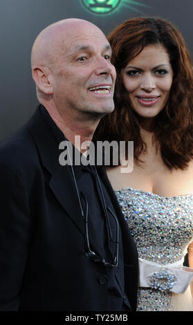 Martin Campbell, der die Motion Picture sci-fi Thriller "Green Lantern", sorgt sich die Premiere des Films mit Sol Romero am Grauman's Chinese Theater in Hollywood" in Los Angeles am 15. Juni 2011. UPI/Jim Ruymen Stockfoto
