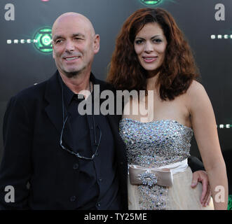 Martin Campbell, der die Motion Picture sci-fi Thriller "Green Lantern", sorgt sich die Premiere des Films mit Sol Romero am Grauman's Chinese Theater in Hollywood" in Los Angeles am 15. Juni 2011. UPI/Jim Ruymen Stockfoto