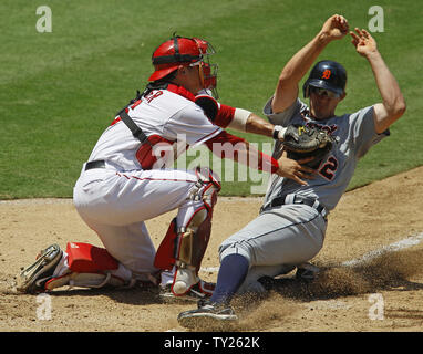 Detroit Tiger' Don Kelly (32) ist zu Hause Platte heraus als Los Angeles Engel catcher Hank Conger (16) macht den Tag in der Zeit im vierten Inning an Angel Stadium in Anaheim, Kalifornien, am 6. Juli 2011. UPI/Lori Shepler. Stockfoto