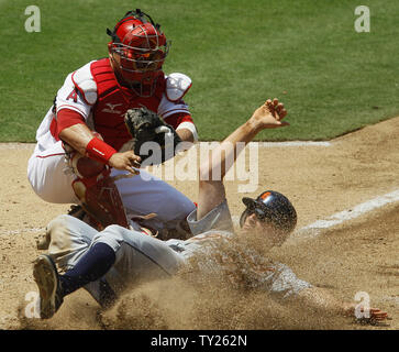 Detroit Tiger' Don Kelly, rechts, ist zu Hause Platte wie Los Angeles Engel catcher Hank Conger (16) macht den Tag in der Zeit im vierten Inning an Angel Stadium in Anaheim, Kalifornien, am 6. Juli 2011. UPI/Lori Shepler. Stockfoto