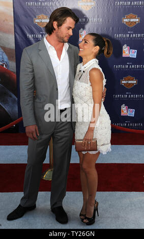 Chris Hemsworth und seine Frau, die Schauspielerin Elsa Pataky, die Premiere des Films 'Captain America: Der erste Rächer' am El Capitan Theatre in Hollywood" in Los Angeles am 19 Juli, 2011 UPI/Jayne Kamin-Oncea Stockfoto