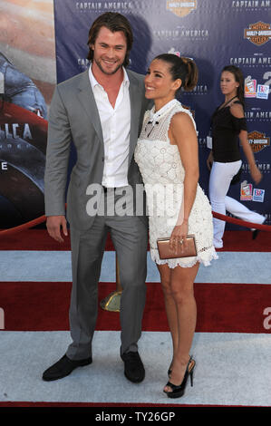 Chris Hemsworth und seine Frau, die Schauspielerin Elsa Pataky, die Premiere des Films 'Captain America: Der erste Rächer' am El Capitan Theatre in Hollywood" in Los Angeles am 19 Juli, 2011 UPI/Jayne Kamin-Oncea Stockfoto