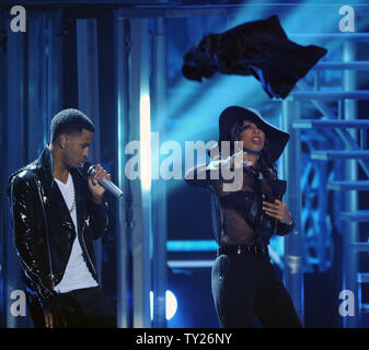 Trey Songz und Kelly Rowland durchführen Langzeitarbeitslosen" während der 2011 BET Awards im Shrine Auditorium in Los Angeles am 26. Juni 2011. UPI/Jim Ruymen Stockfoto
