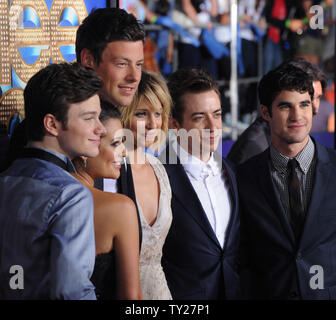 Darsteller Chris Colfer, Lea Michele, Cory Monteith, Dianna Agron, Kevin McHale und Darren Criss (L-R), stellen während der Premiere der musikalischen Dokumentarfilm "Glee: Der 3D-Konzert Film', im Regency Dorf Theater im Westwood Abschnitt von Los Angeles am 6. August 2011. UPI/Jim Ruymen Stockfoto