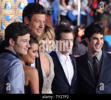 Darsteller Chris Colfer, Lea Michele, Cory Monteith, Dianna Agron, Kevin McHale und Darren Criss (L-R), stellen während der Premiere der musikalischen Dokumentarfilm "Glee: Der 3D-Konzert Film', im Regency Dorf Theater im Westwood Abschnitt von Los Angeles am 6. August 2011. UPI/Jim Ruymen Stockfoto