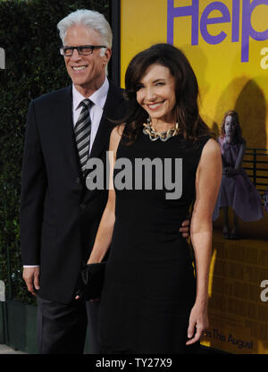 Mary Steenburgen, der Mitglied in der motion picture Drama "Die Hilfe", sorgt sich die Premiere des Films mit ihrem Ehemann, dem Schauspieler Ted Danson in der Akademie der Künste und Wissenschaften in Beverly Hills, Kalifornien am 9. August 2011. UPI/Jim Ruymen Stockfoto