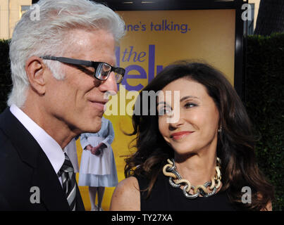 Mary Steenburgen, der Mitglied in der motion picture Drama "Die Hilfe", sorgt sich die Premiere des Films mit ihrem Ehemann, dem Schauspieler Ted Danson in der Akademie der Künste und Wissenschaften in Beverly Hills, Kalifornien am 9. August 2011. UPI/Jim Ruymen Stockfoto