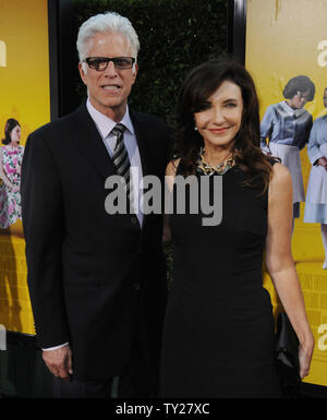 Mary Steenburgen, der Mitglied in der motion picture Drama "Die Hilfe", sorgt sich die Premiere des Films mit ihrem Ehemann, dem Schauspieler Ted Danson in der Akademie der Künste und Wissenschaften in Beverly Hills, Kalifornien am 9. August 2011. UPI/Jim Ruymen Stockfoto