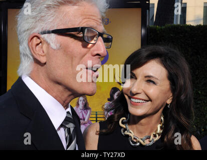 Mary Steenburgen, der Mitglied in der motion picture Drama "Die Hilfe", sorgt sich die Premiere des Films mit ihrem Ehemann, dem Schauspieler Ted Danson in der Akademie der Künste und Wissenschaften in Beverly Hills, Kalifornien am 9. August 2011. UPI/Jim Ruymen Stockfoto