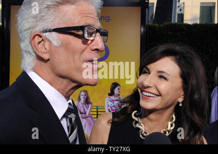 Mary Steenburgen, der Mitglied in der motion picture Drama "Die Hilfe", sorgt sich die Premiere des Films mit ihrem Ehemann, dem Schauspieler Ted Danson in der Akademie der Künste und Wissenschaften in Beverly Hills, Kalifornien am 9. August 2011. UPI/Jim Ruymen Stockfoto