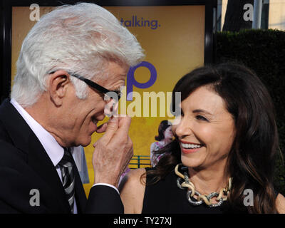 Mary Steenburgen, der Mitglied in der motion picture Drama "Die Hilfe", sorgt sich die Premiere des Films mit ihrem Ehemann, dem Schauspieler Ted Danson in der Akademie der Künste und Wissenschaften in Beverly Hills, Kalifornien am 9. August 2011. UPI/Jim Ruymen Stockfoto