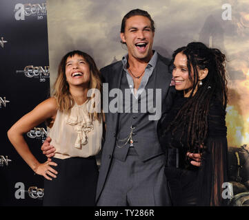 Jason Momoa (C), ein Ensemble in der motion picture Abenteuer fantasy "Conan der Barbar", die Premiere des Films mit seiner langjährigen Freundin, der Schauspielerin Lisa Bonet (R) und ihre Tochter Zoe Kravitz, am Königlichen Theater in Los Angeles am 11. August 2011. UPI/Jim Ruymen Stockfoto