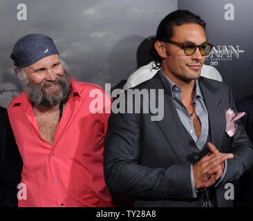 Der deutsche Regisseur Marcus Nispel (L) und Jason Momoa, der Mitglied in der motion picture Abenteuer fantasy "Conan der Barbar", die Premiere des Films am Königlichen Theater in Los Angeles am 11. August 2011 teilnehmen. UPI/Jim Ruymen Stockfoto