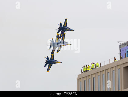 Annapolis, Maryland, USA. 22. Mai, 2019. Die Blue Angels, flight Demonstration squadron der US Navy, fly Boeing F/A-18 Hornet aircraft Zahlen Eins, Zwei, Drei und Vier (1,2,3, und 4) während einer Air Show im Rahmen der Inbetriebnahme Woche 2019 An der United States Naval Academy (USNA); als Bauarbeiter ansehen und Film auf teilweise Hopper Hall, der erste akademische zu Gebäude benannt nach einer Frau an einem großen Service Academy in den USA Kay Howell/Alamy. Stockfoto