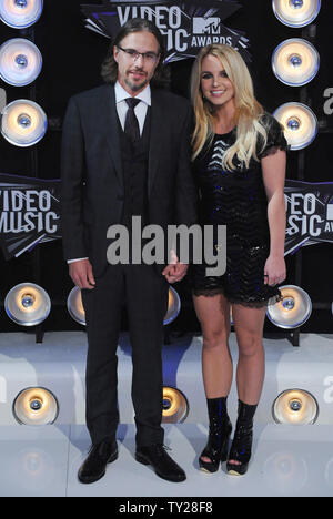 Sängerin Britney Spears und ihr Freund Jason Trawick Ankommen bei den MTV Video Music Awards in Los Angeles am 28. August 2011 in Los Angeles. UPI/Jim Ruymen Stockfoto