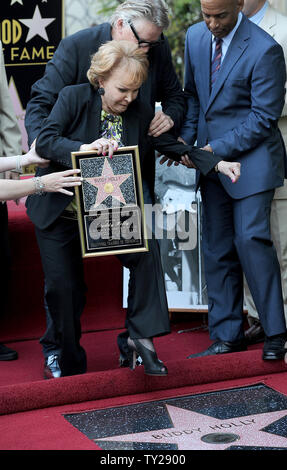 Ende der Buddy Holly erhält posthum eine Walk of Fame Stern auf seinen 75. Geburtstag auf Vine Street vor dem Capitol Records Building in Los Angeles am 7. September 2011. Seine Witwe, Maria Elena Holly Reisen auf dem Teppich als Gary Busey fängt sie bei der Star-Einweihung. UPI/Jayne Kamin-Oncea Stockfoto