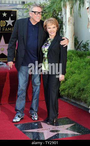 Maria Elena Holly wirft mit Gary Busey vor Buddy Holly Stern nach Ende der Buddy Holly erhielt eine posthume Walk of Fame Stern auf seinen 75. Geburtstag auf Vine Street vor dem Capitol Records Building, in Los Angeles am 7. September 2011. UPI/Jayne Kamin-Oncea Stockfoto
