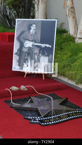 Ende der Buddy Holly erhält posthum eine Walk of Fame Stern auf seinen 75. Geburtstag auf Vine Street vor dem Capitol Records Building in Los Angeles am 7. September 2011. UPI/Jayne Kamin-Oncea Stockfoto