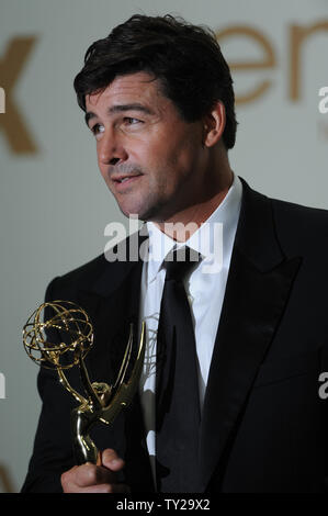 Kyle Chandler hält seine Emmy für Hauptdarsteller Award für "Friday Night Lights" auf der 63. Primetime Emmy Awards im Nokia Theater in Los Angeles am 18. September 2011. UPI/Jayne Kamin Oncea Stockfoto