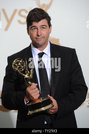 Kyle Chandler hält seine Emmy für Hauptdarsteller Award für "Friday Night Lights" auf der 63. Primetime Emmy Awards im Nokia Theater in Los Angeles am 18. September 2011. UPI/Jayne Kamin Oncea Stockfoto