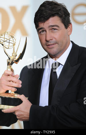 Kyle Chandler hält seine Emmy für Hauptdarsteller Award für "Friday Night Lights" auf der 63. Primetime Emmy Awards im Nokia Theater in Los Angeles am 18. September 2011. UPI/Jayne Kamin Oncea Stockfoto