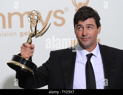 Kyle Chandler hält seine Emmy für Hauptdarsteller Award für "Friday Night Lights" auf der 63. Primetime Emmy Awards im Nokia Theater in Los Angeles am 18. September 2011. UPI/Jayne Kamin Oncea Stockfoto