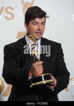 Kyle Chandler hält seine Emmy für Hauptdarsteller Award für "Friday Night Lights" auf der 63. Primetime Emmy Awards im Nokia Theater in Los Angeles am 18. September 2011. UPI/Jayne Kamin Oncea Stockfoto