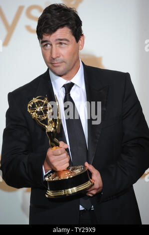 Kyle Chandler hält seine Emmy für Hauptdarsteller Award für "Friday Night Lights" auf der 63. Primetime Emmy Awards im Nokia Theater in Los Angeles am 18. September 2011. UPI/Jayne Kamin Oncea Stockfoto