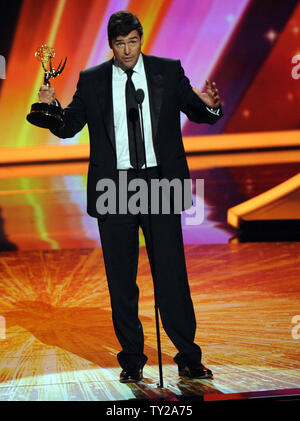 Schauspieler Kyle Chandler akzeptiert die Bester Hauptdarsteller in einer Drama Serie Emmy Award für Freitag Nacht leuchten während des 63. jährlichen Primetime Emmy Awards im Nokia Theater in Los Angeles am 18. September 2011. UPI/Jim Ruymen Stockfoto