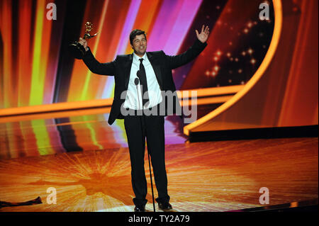 Schauspieler Kyle Chandler akzeptiert die Bester Hauptdarsteller in einer Drama Serie Emmy Award für Freitag Nacht leuchten während des 63. jährlichen Primetime Emmy Awards im Nokia Theater in Los Angeles am 18. September 2011. UPI/Jim Ruymen Stockfoto