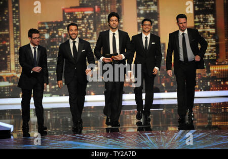 (L - R) Darsteller Kevin Connolly, Jeremy Piven, Adrian Grenier, Jerry Ferrara, und Kevin Dillon während der 63. jährlichen Primetime Emmy Awards im Nokia Theater in Los Angeles am 18. September 2011. UPI/Jim Ruymen Stockfoto