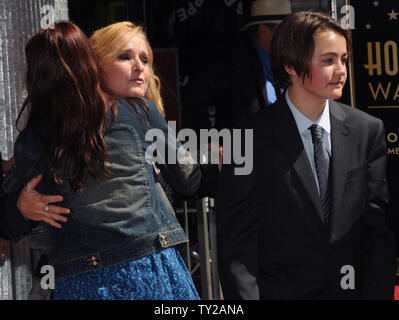 Sängerin und Musikerin Melissa Etheridge (C) umarmt ihre Tochter Bailey Jean (L) und Sohn Beckett (R) während einer enthüllungsfeier Ihre Ehrung mit dem 2.450 th Stern auf dem Hollywood Walk of Fame in Los Angeles am 27. September 2011. UPI/Jim Ruymen Stockfoto