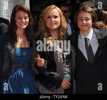 Sängerin und Musikerin Melissa Etheridge (C) stellt mit ihrer Tochter Bailey Jean (L) und Sohn Beckett (R) während einer enthüllungsfeier Ihre Ehrung mit dem 2.450 th Stern auf dem Hollywood Walk of Fame in Los Angeles am 27. September 2011. UPI/Jim Ruymen Stockfoto