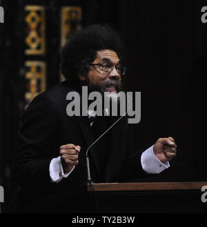 Princeton Professor Dr. Cornel West Adressen ein Rathaus sammeln Als Teil der Smiley und West Armut Tour am Wilshire Boulevard Tempel in Los Angeles am 9. Oktober 2011. Tv Talk Show host Tavis smiley und West verwendet den 11-, 18-city Event zum Highlight der Kampf der Armen des Landes sowie kritisieren Präsident Obama. Die Tour ist für Broadcast Montag, Oktober 10. bis Freitag, den 14. Oktober auf der PBS Programm "Tavis smiley', als Teil einer 5-teiligen Serie geplant. UPI/Jim Ruymen Stockfoto