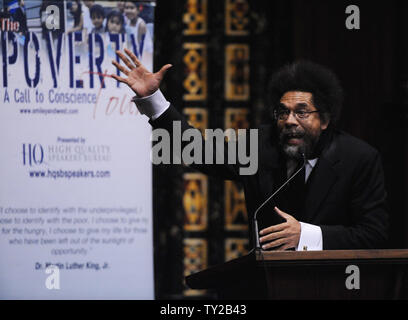 Princeton Professor Dr. Cornel West Adressen ein Rathaus sammeln Als Teil der Smiley und West Armut Tour am Wilshire Boulevard Tempel in Los Angeles am 9. Oktober 2011. Tv Talk Show host Tavis smiley und West verwendet den 11-, 18-city Event zum Highlight der Kampf der Armen des Landes sowie kritisieren Präsident Obama. Die Tour ist für Broadcast Montag, Oktober 10. bis Freitag, den 14. Oktober auf der PBS Programm "Tavis smiley', als Teil einer 5-teiligen Serie geplant. UPI/Jim Ruymen Stockfoto